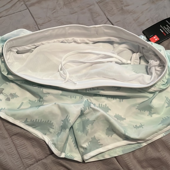 Mint green under armour shorts, never worn! - Picture 5 of 5